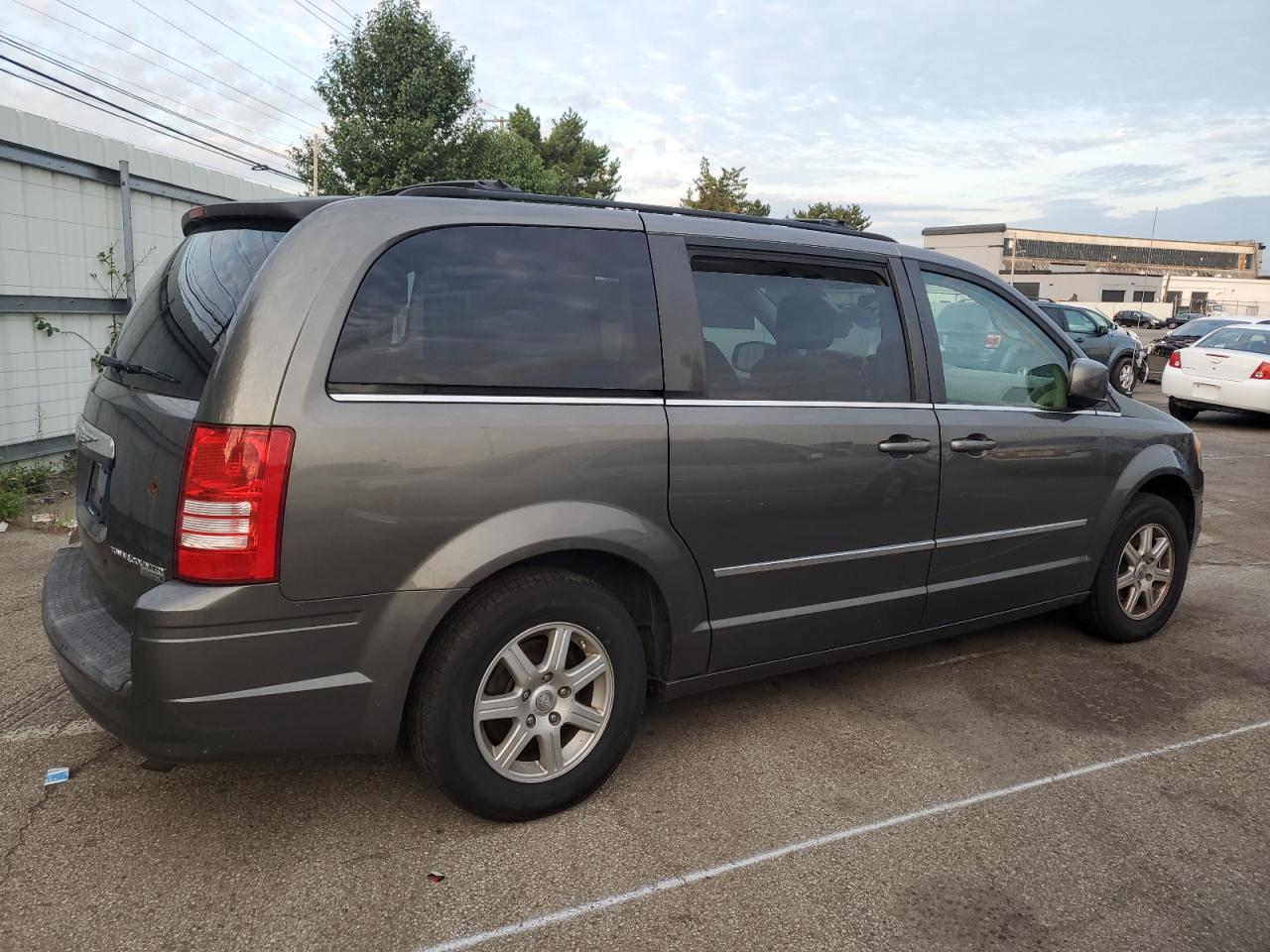 2010 Chrysler Town & Country - Image 3