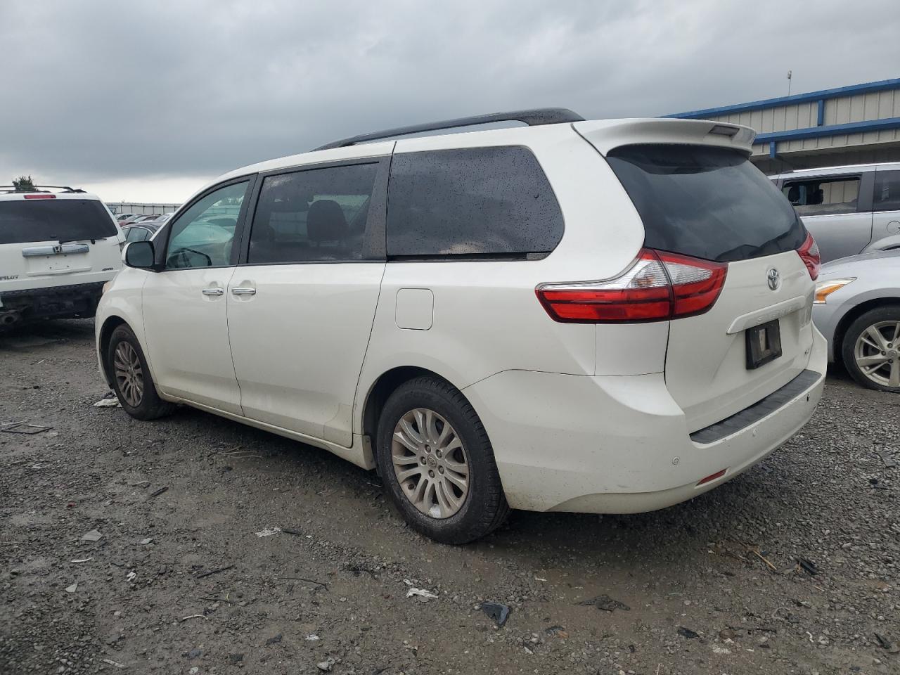 5TDYZ3DC6HS773546 2017 TOYOTA SIENNA - Image 2