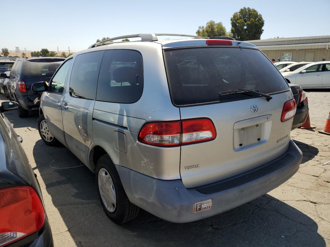 2002 Toyota Sienna - Image 2