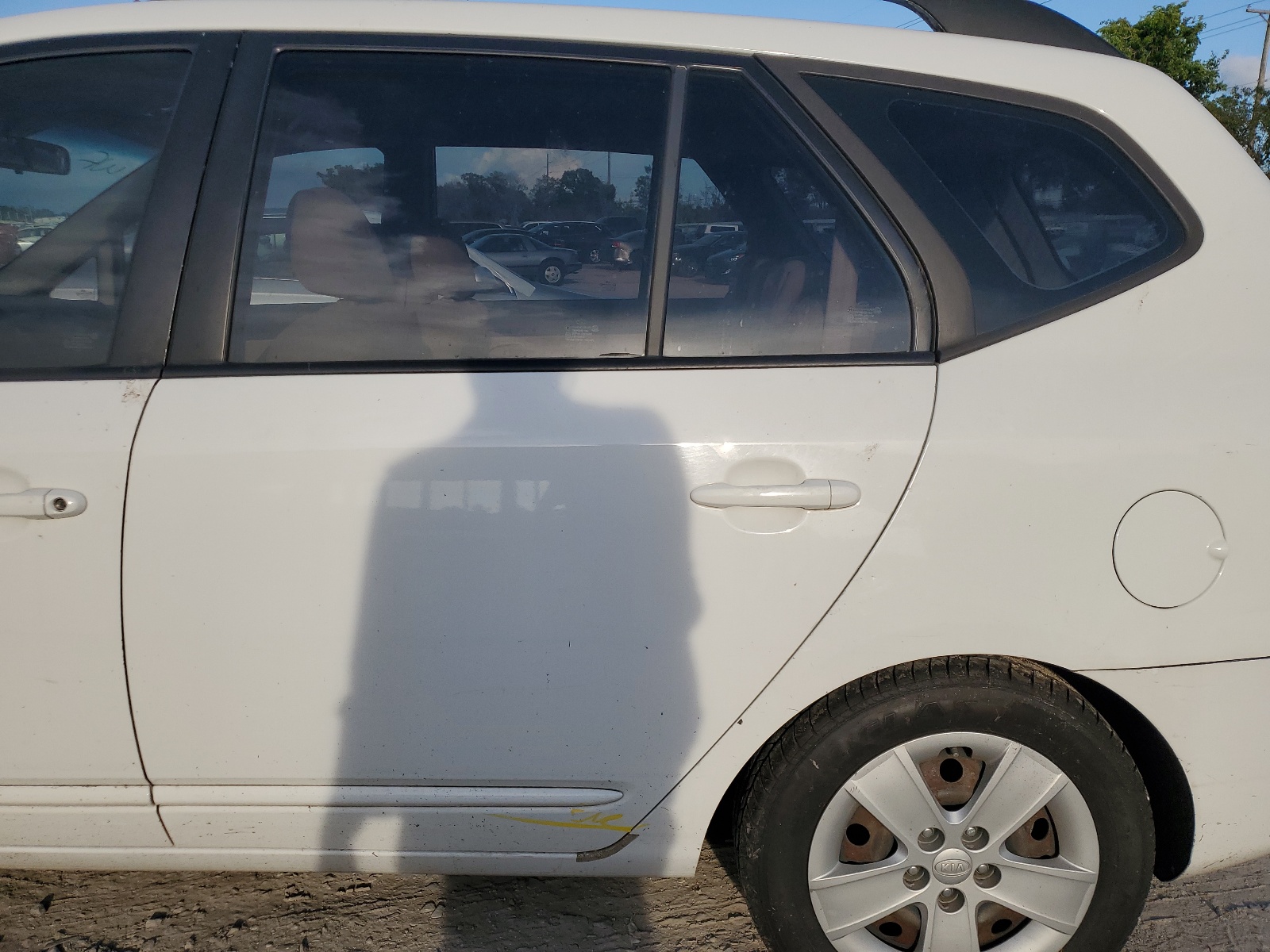 KNAFG528097237403 2009 Kia Rondo Base