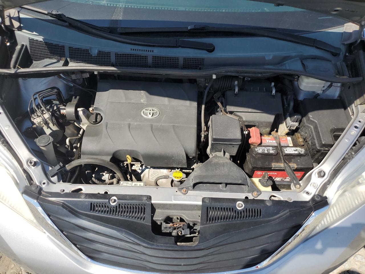 2013 Toyota Sienna - Image 12