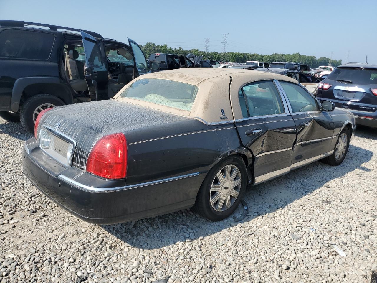 2004 Lincoln Town Car Ultimate black null gas 1LNHM83W64Y612762 photo #4