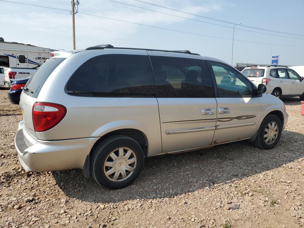 2007 Chrysler Town & Country - Image 3