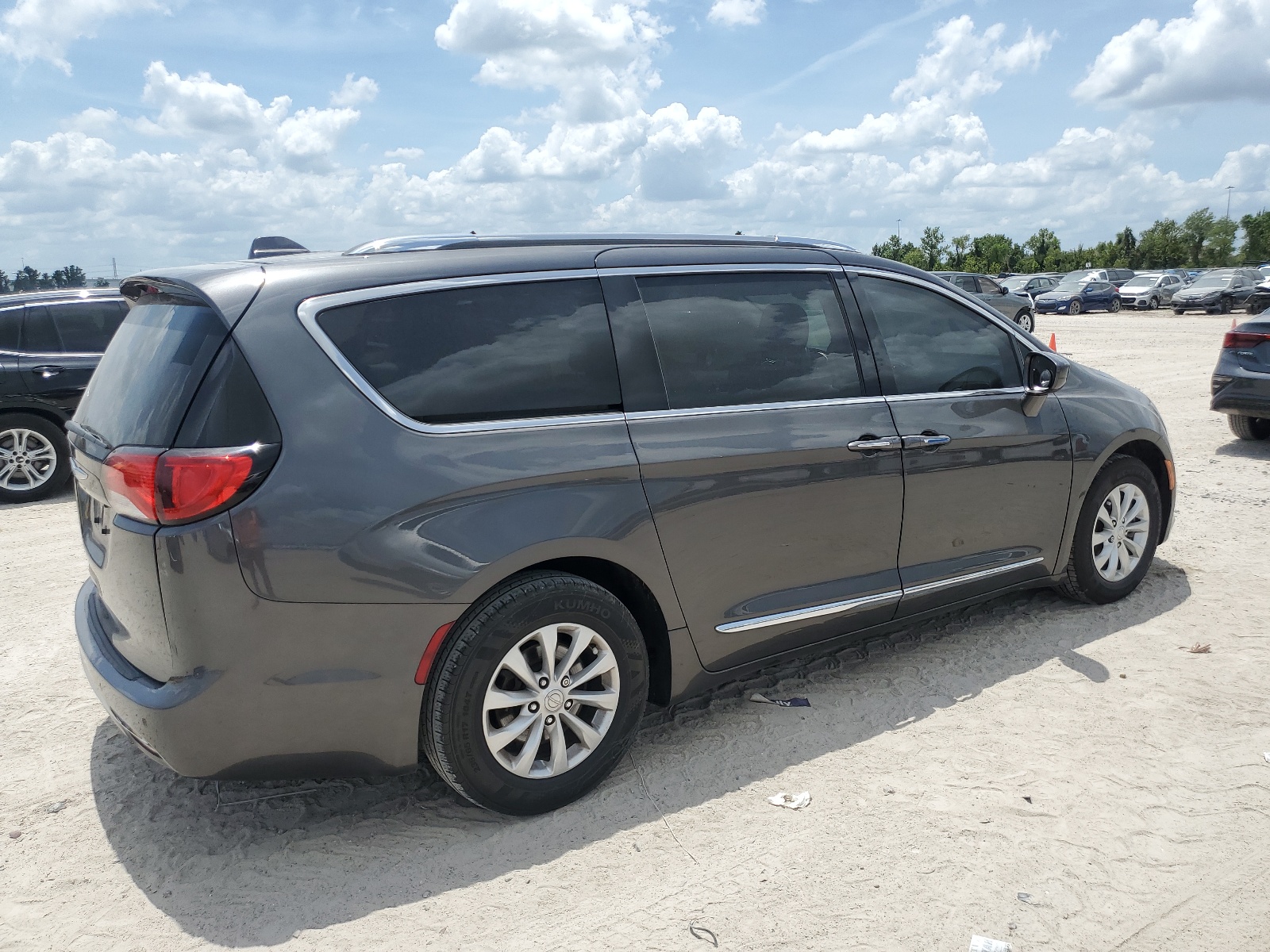 2019 Chrysler Pacifica Touring L vin: 2C4RC1BG8KR626807