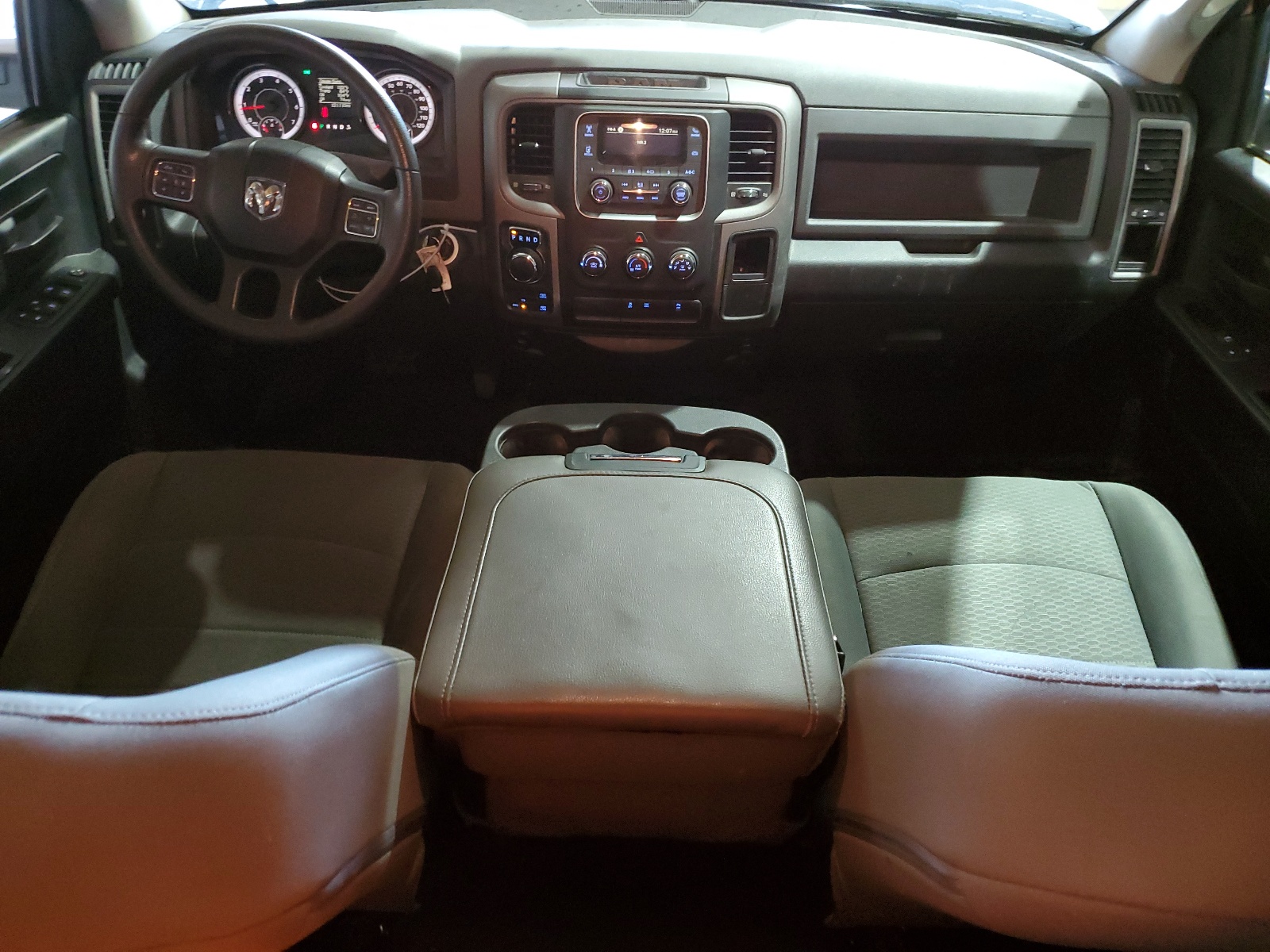 1C6RR7FG2JS212065 2018 Ram 1500 St