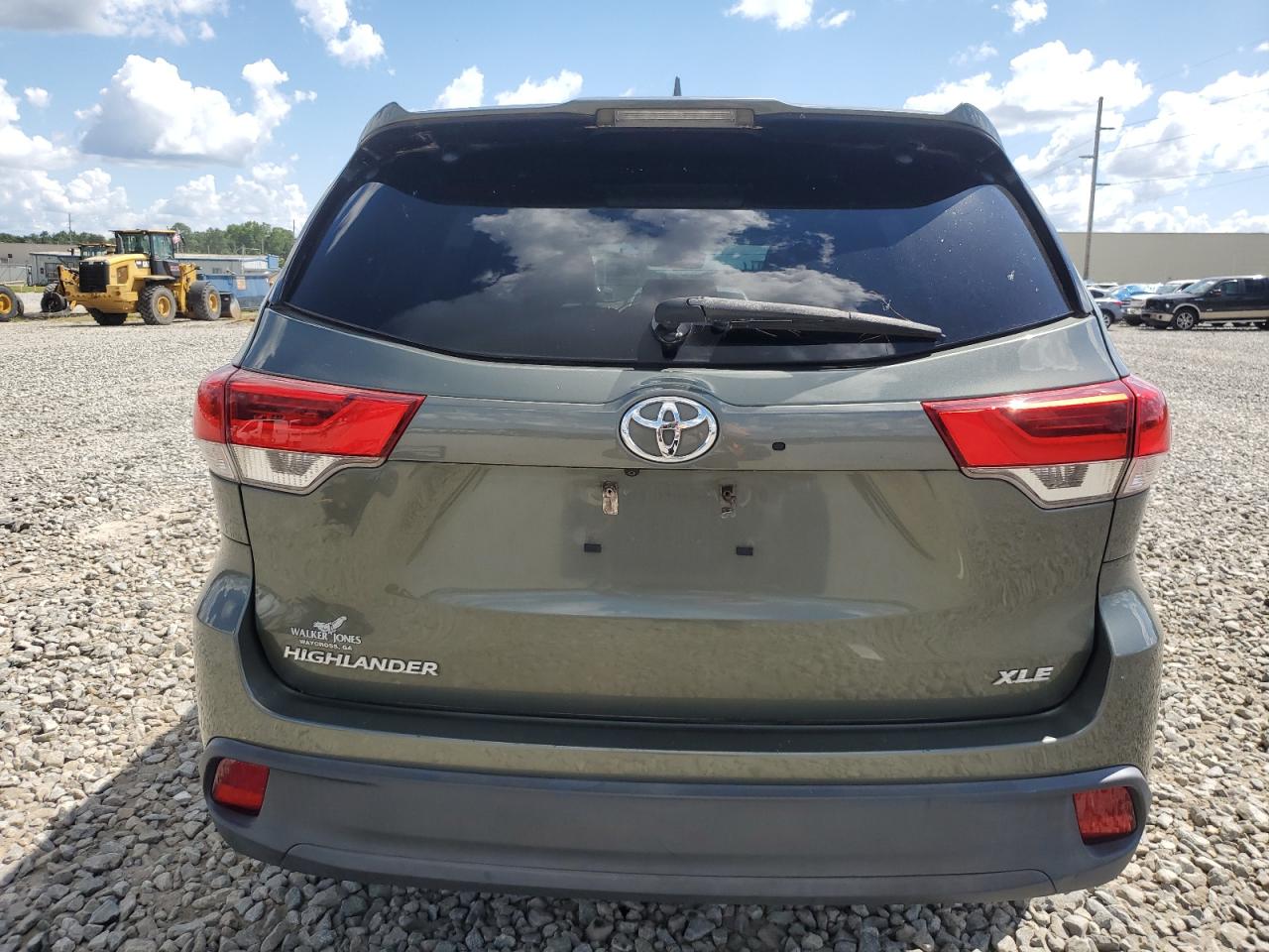 5TDKZRFH3JS270564 2018 Toyota Highlander Se