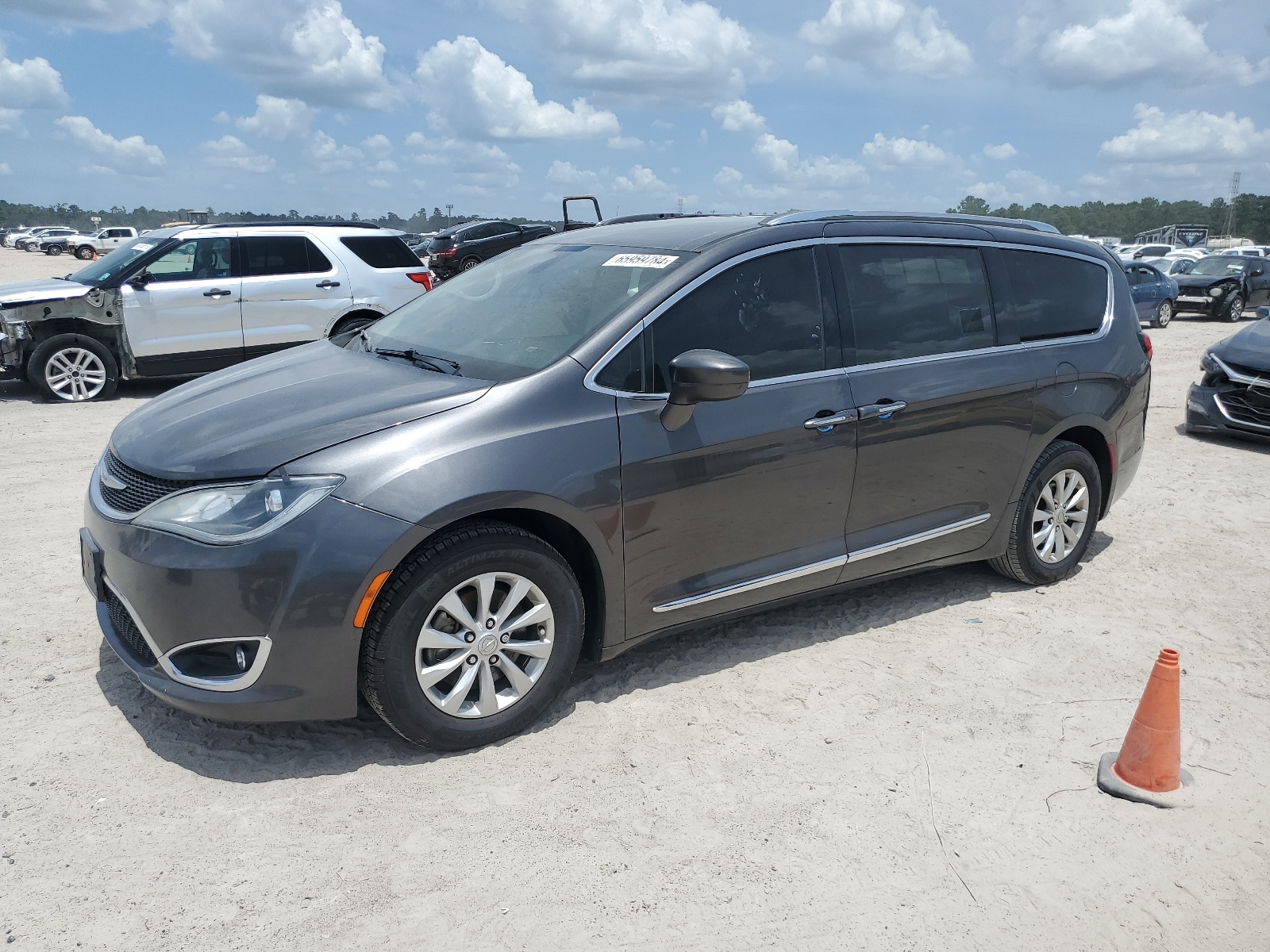 2019 Chrysler Pacifica Touring L vin: 2C4RC1BG8KR626807