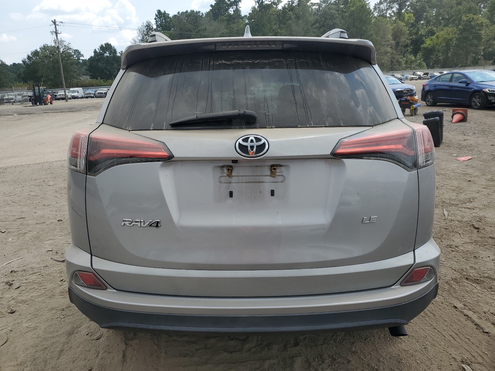 2T3ZFREV3HW354357 2017 Toyota Rav4 Le