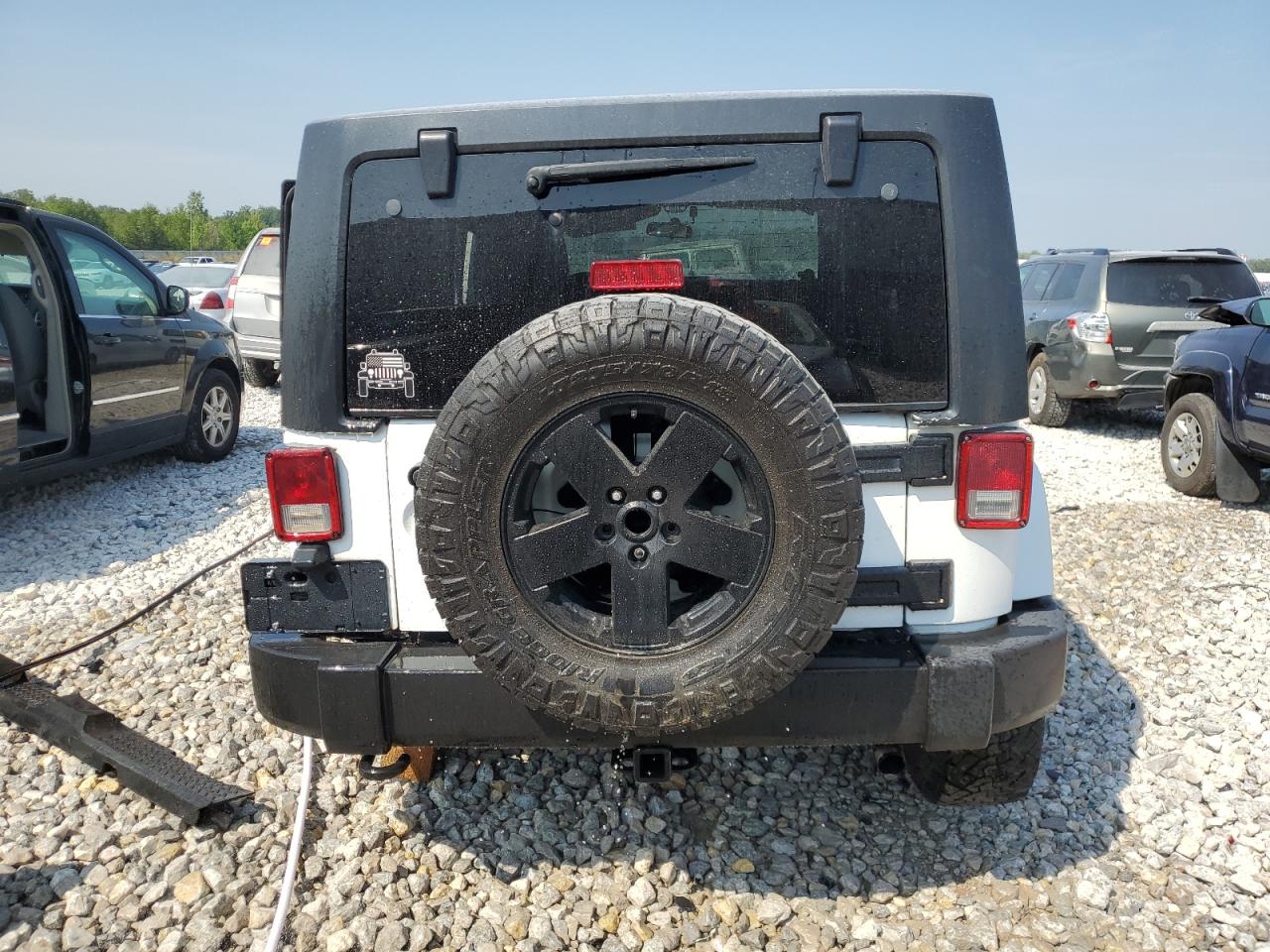 1J4BA5H11BL555597 2011 Jeep Wrangler Unlimited Sahara