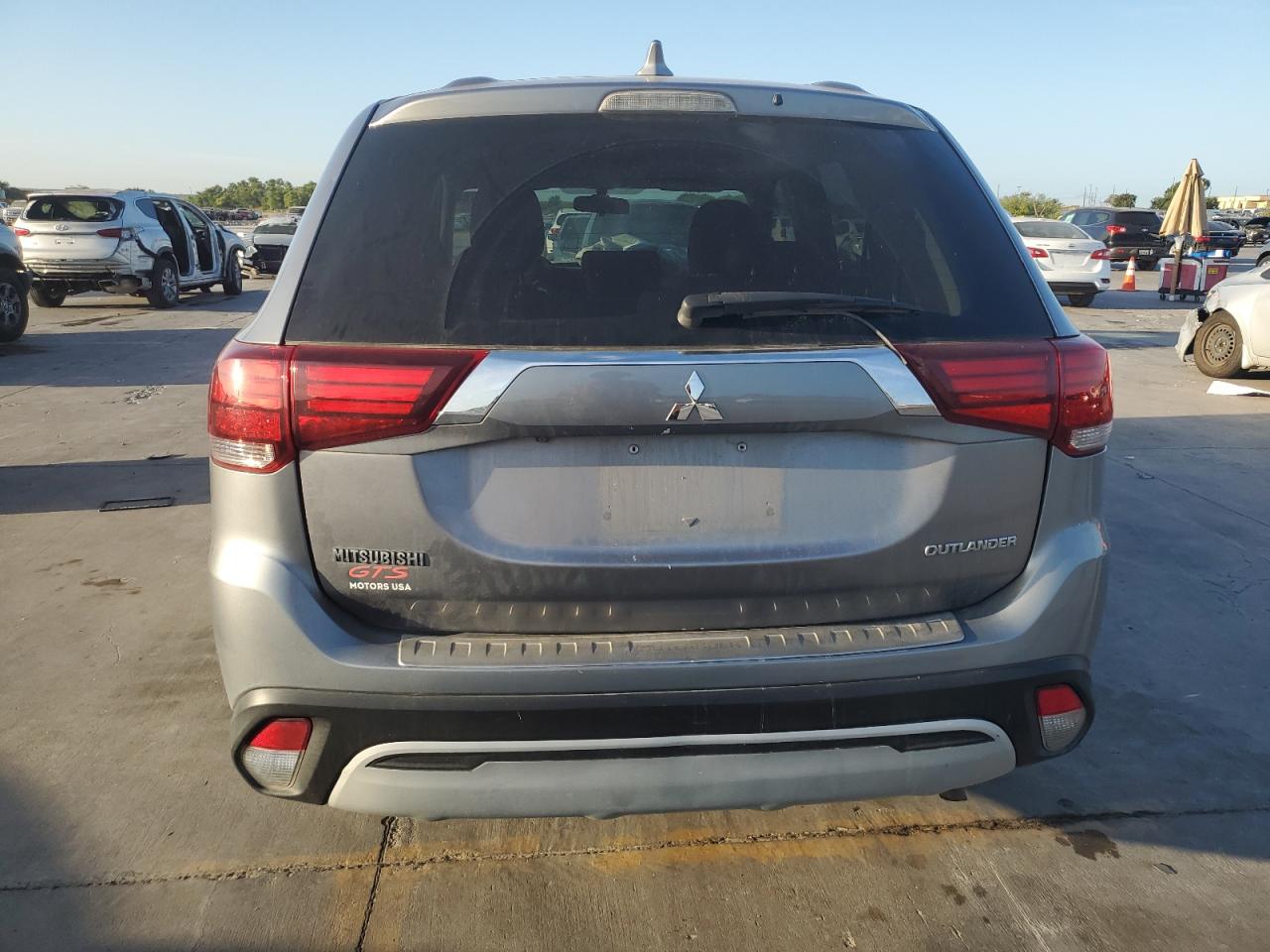 JA4AD2A31KZ016763 2019 Mitsubishi Outlander Es