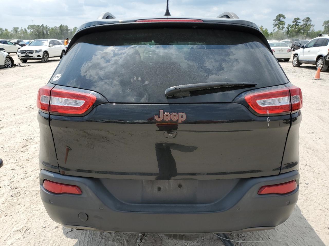 2016 Jeep Cherokee Latitude VIN: 1C4PJLCB0GW312398 Lot: 68810674