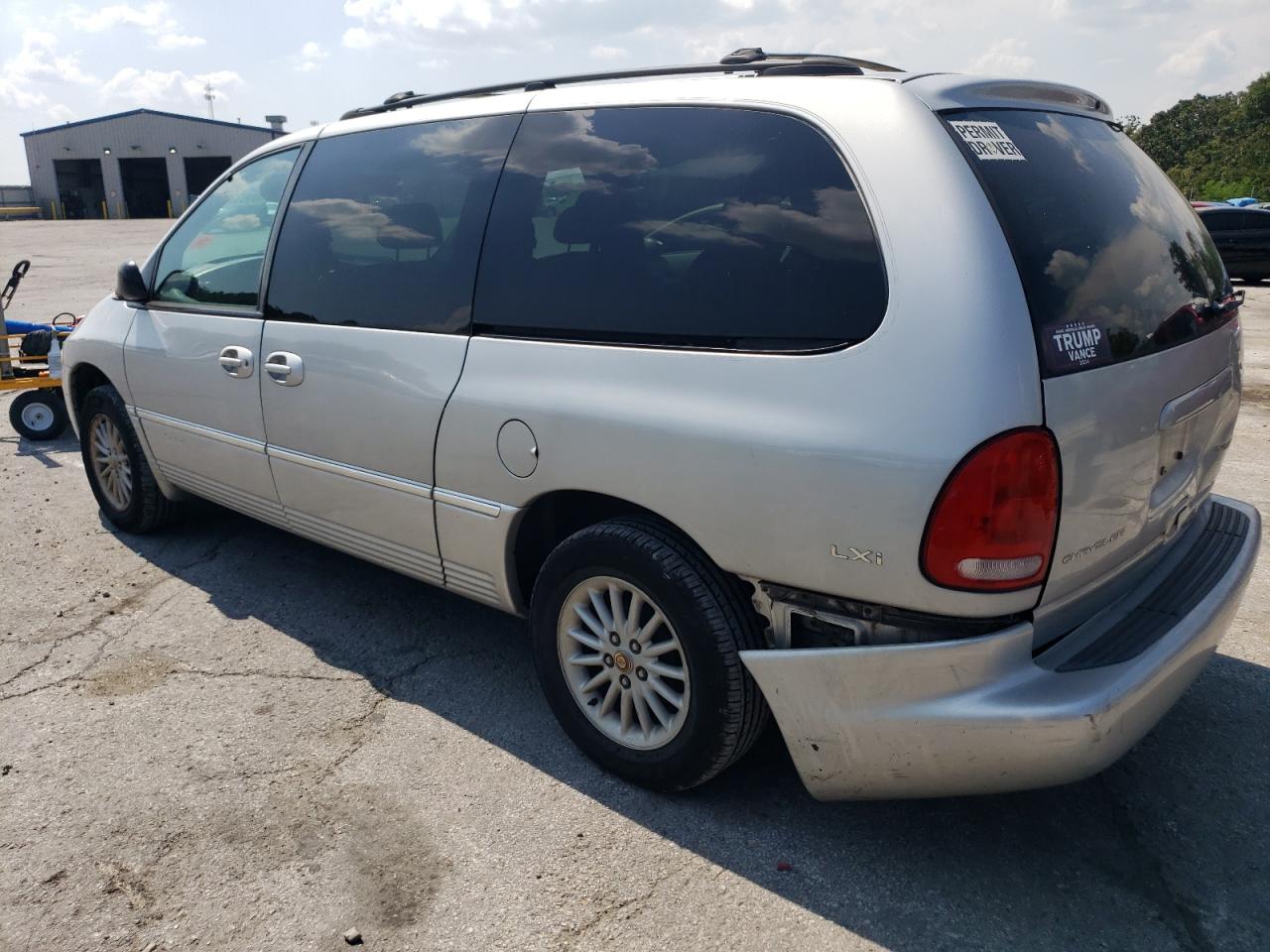 2000 Chrysler Town & Country - Image 2