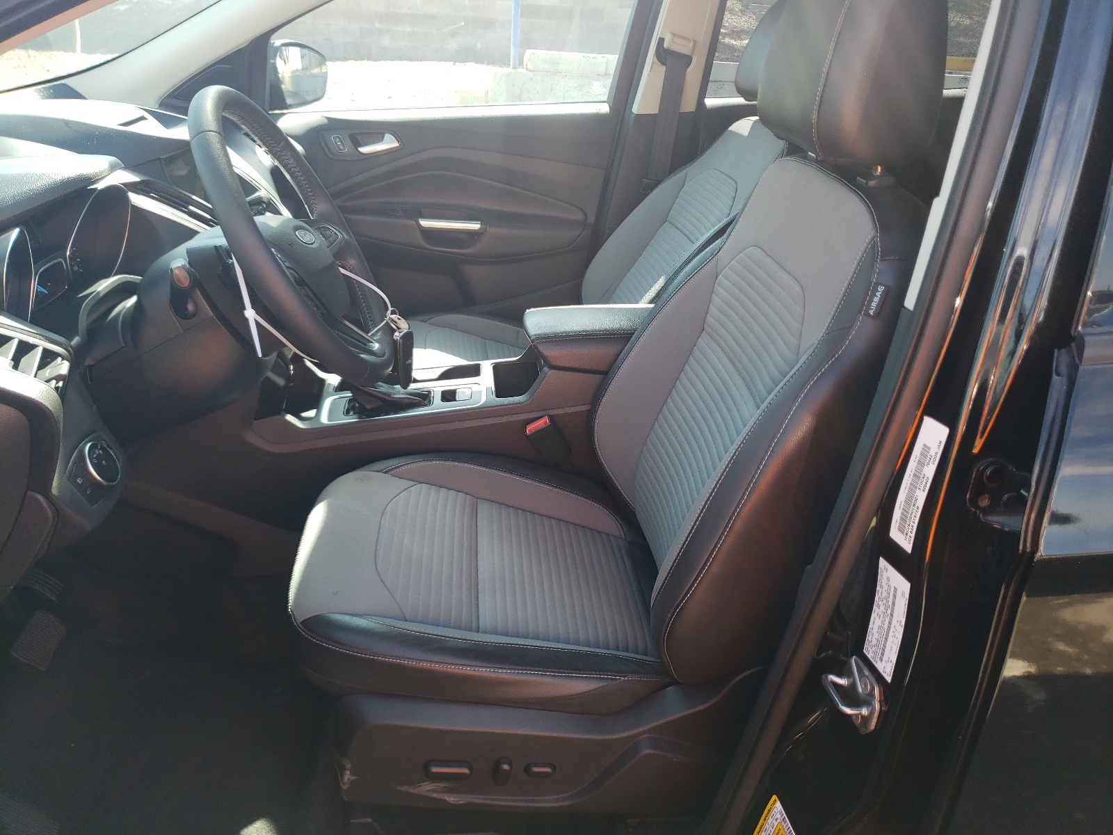 1FMCU9JD2HUC50301 2017 Ford Escape Titanium