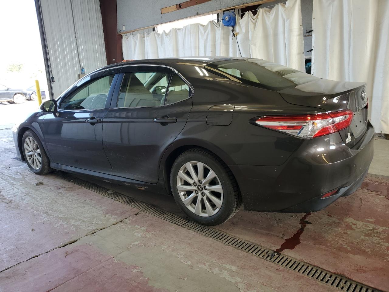 JTNB11HK2J3044983 2018 TOYOTA CAMRY - Image 2