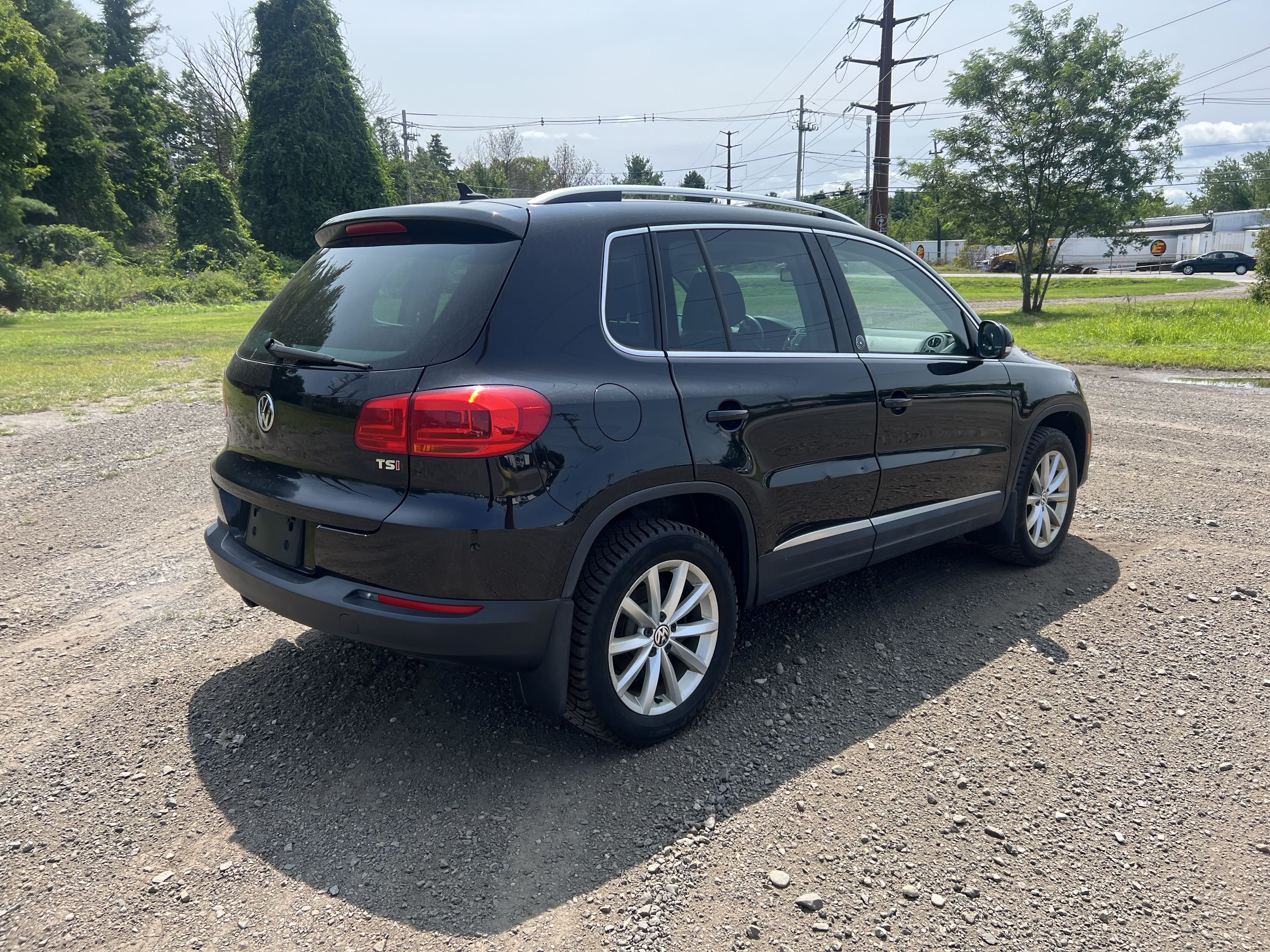 2017 Volkswagen Tiguan Wolfsburg vin: WVGSV7AX9HK019995