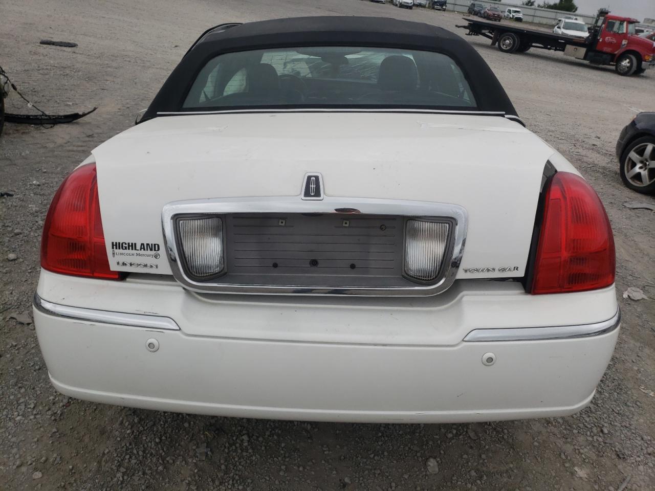 1LNHM82W33Y672000 2003 Lincoln Town Car Signature