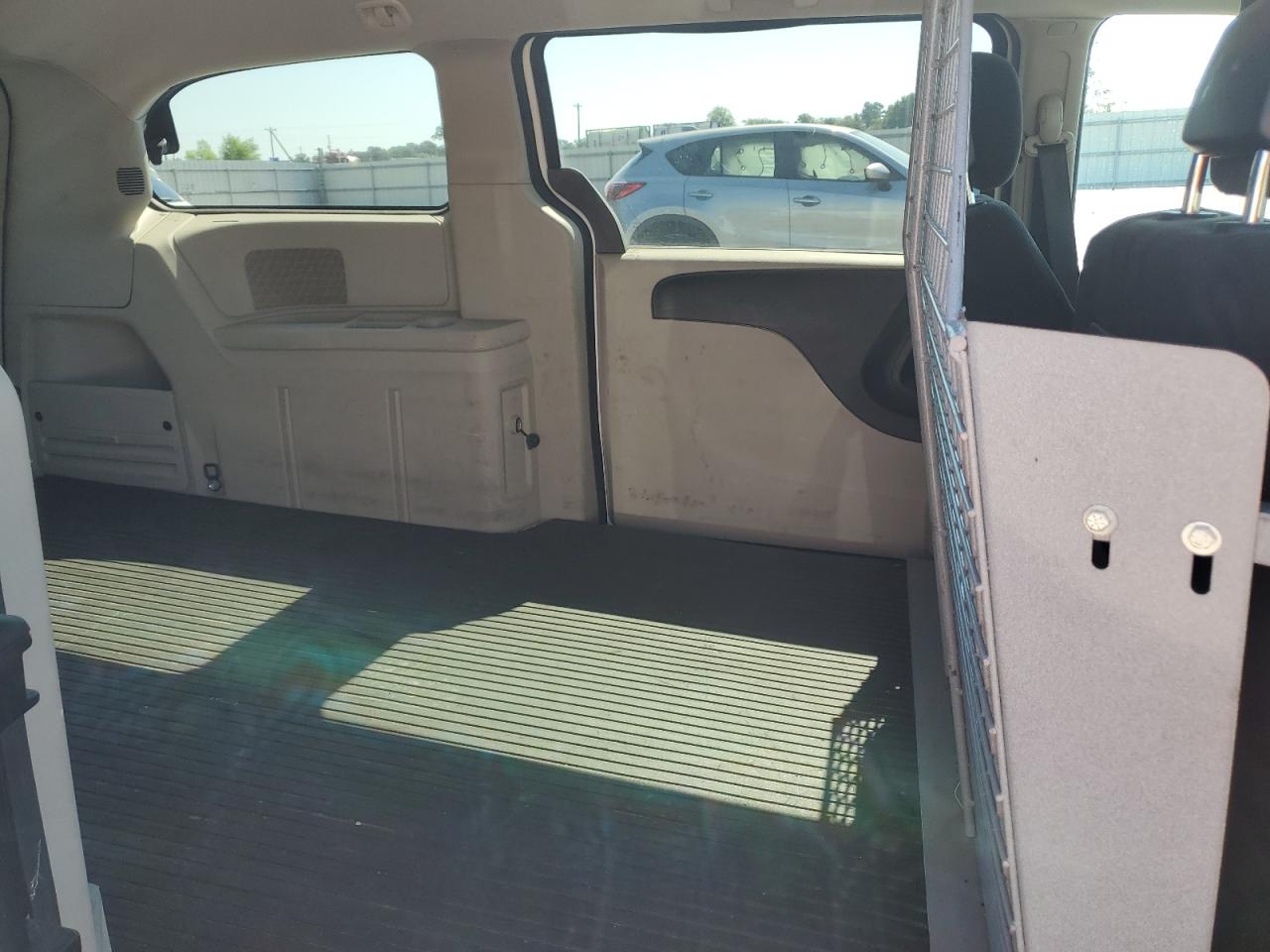2014 RAM Cargo Van Tradesman - Image 11
