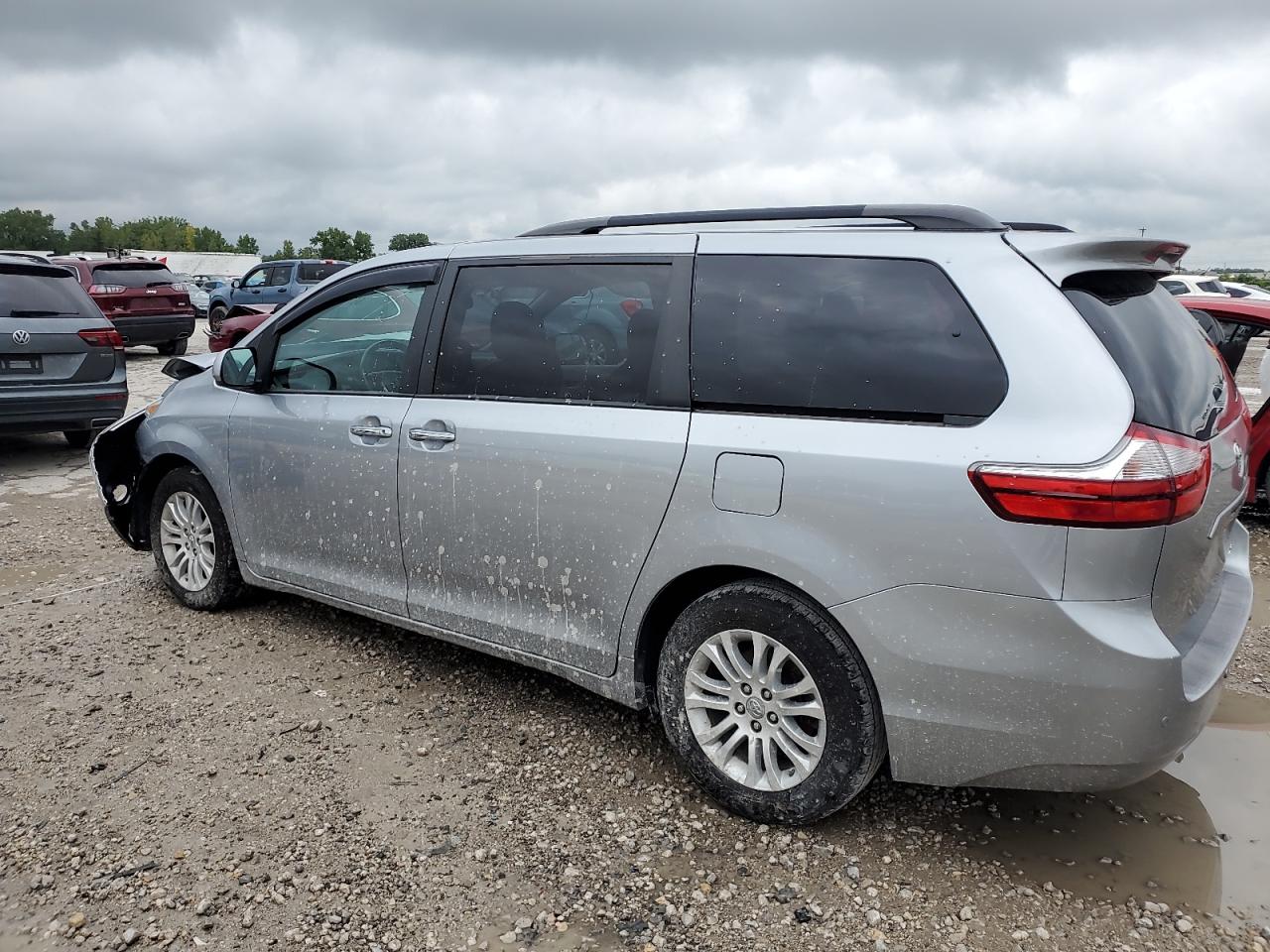 5TDYZ3DC9HS804014 2017 TOYOTA SIENNA - Image 2