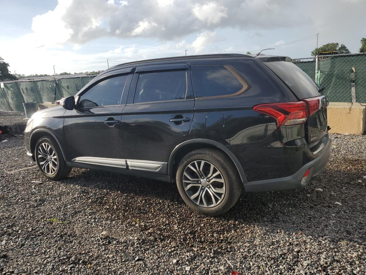 JA4AD3A33GZ025932 2016 MITSUBISHI OUTLANDER - Image 2