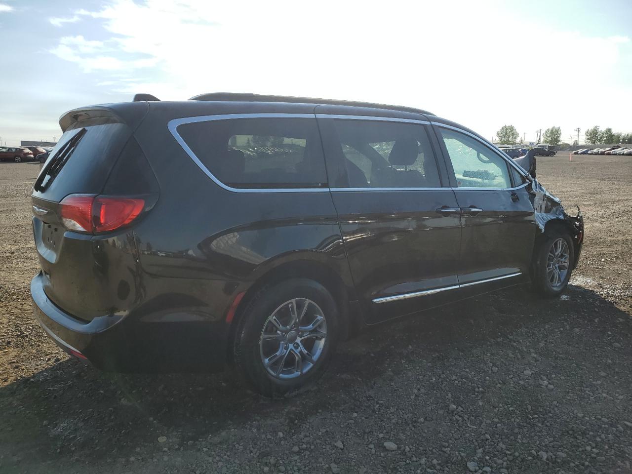2017 Chrysler Pacifica - Image 3