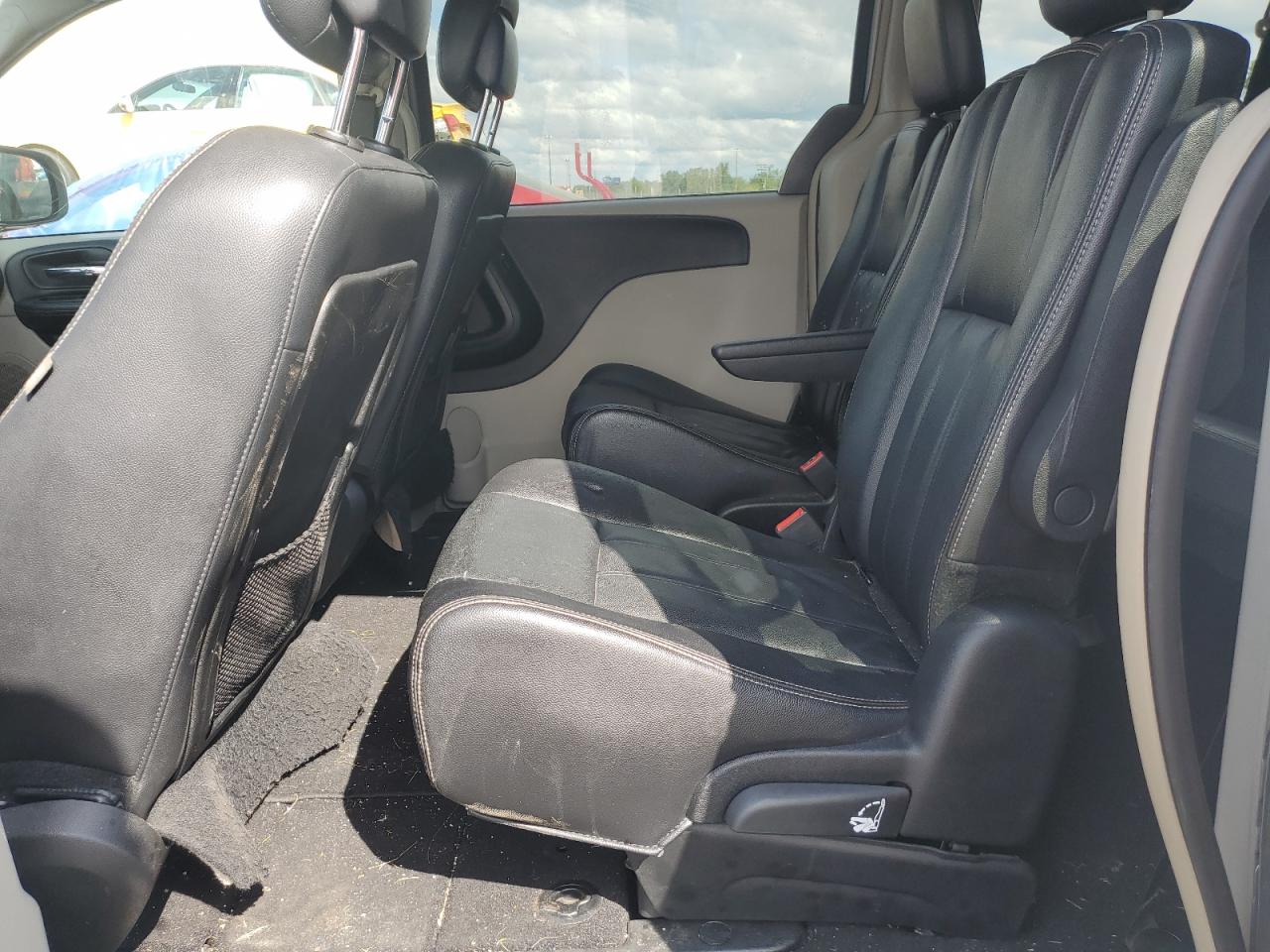 2014 Chrysler Town & Country - Image 11