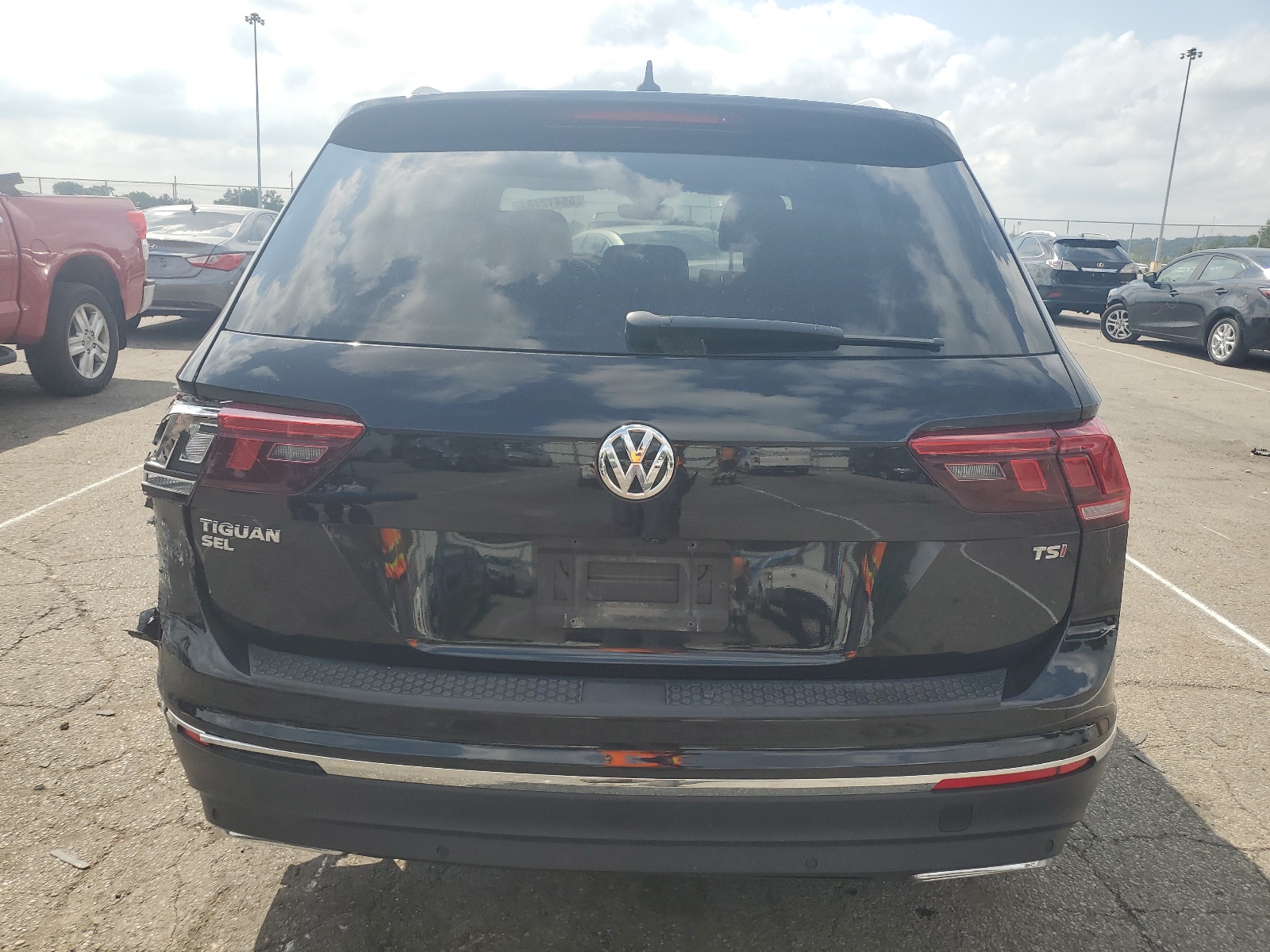 3VV5B7AX5JM058884 2018 Volkswagen Tiguan Sel Premium