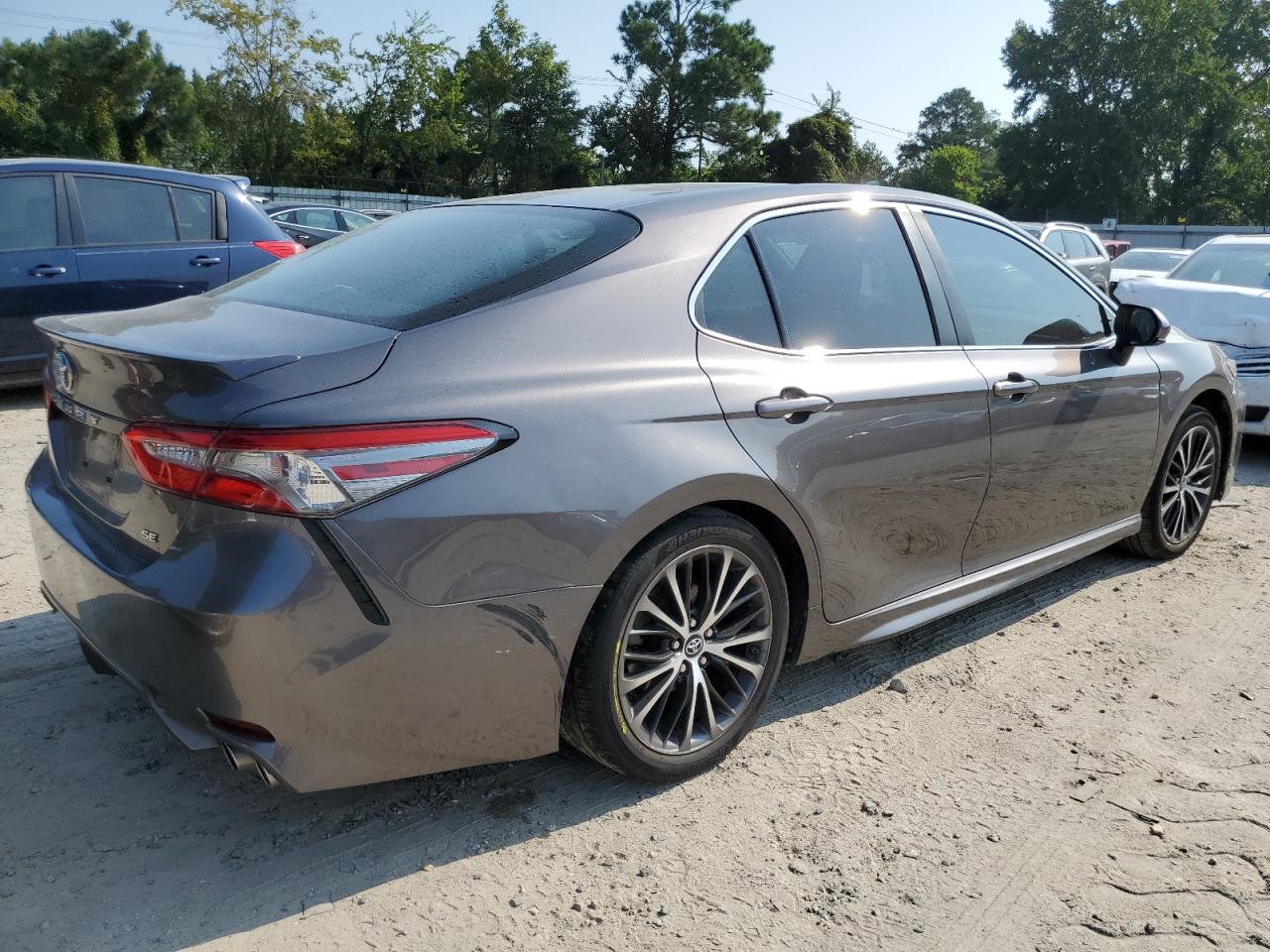 4T1B11HK0JU081668 2018 Toyota Camry L