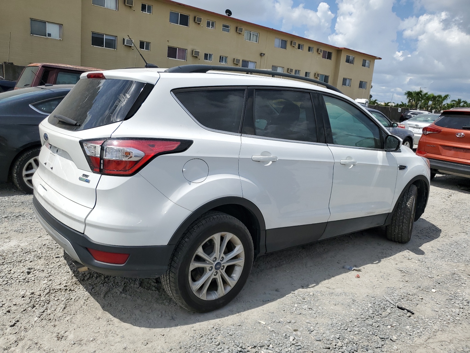 1FMCU9GD1JUD39077 2018 Ford Escape Se