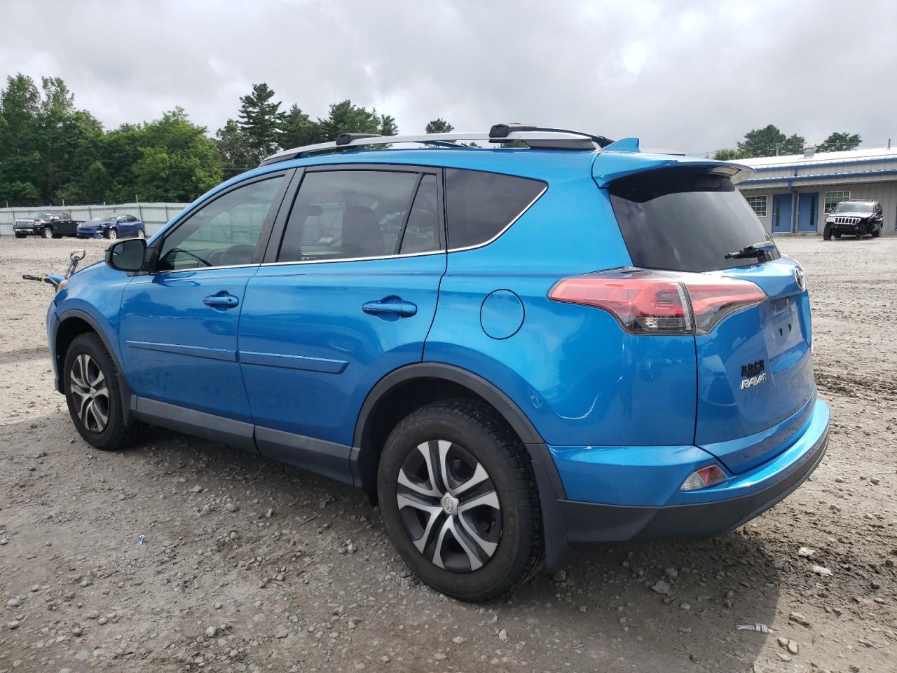 2T3BFREV9HW557576 2017 TOYOTA RAV 4 - Image 2