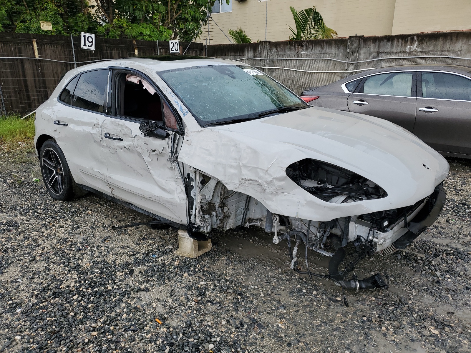 2019 Porsche Macan vin: WP1AA2A54KLB06667