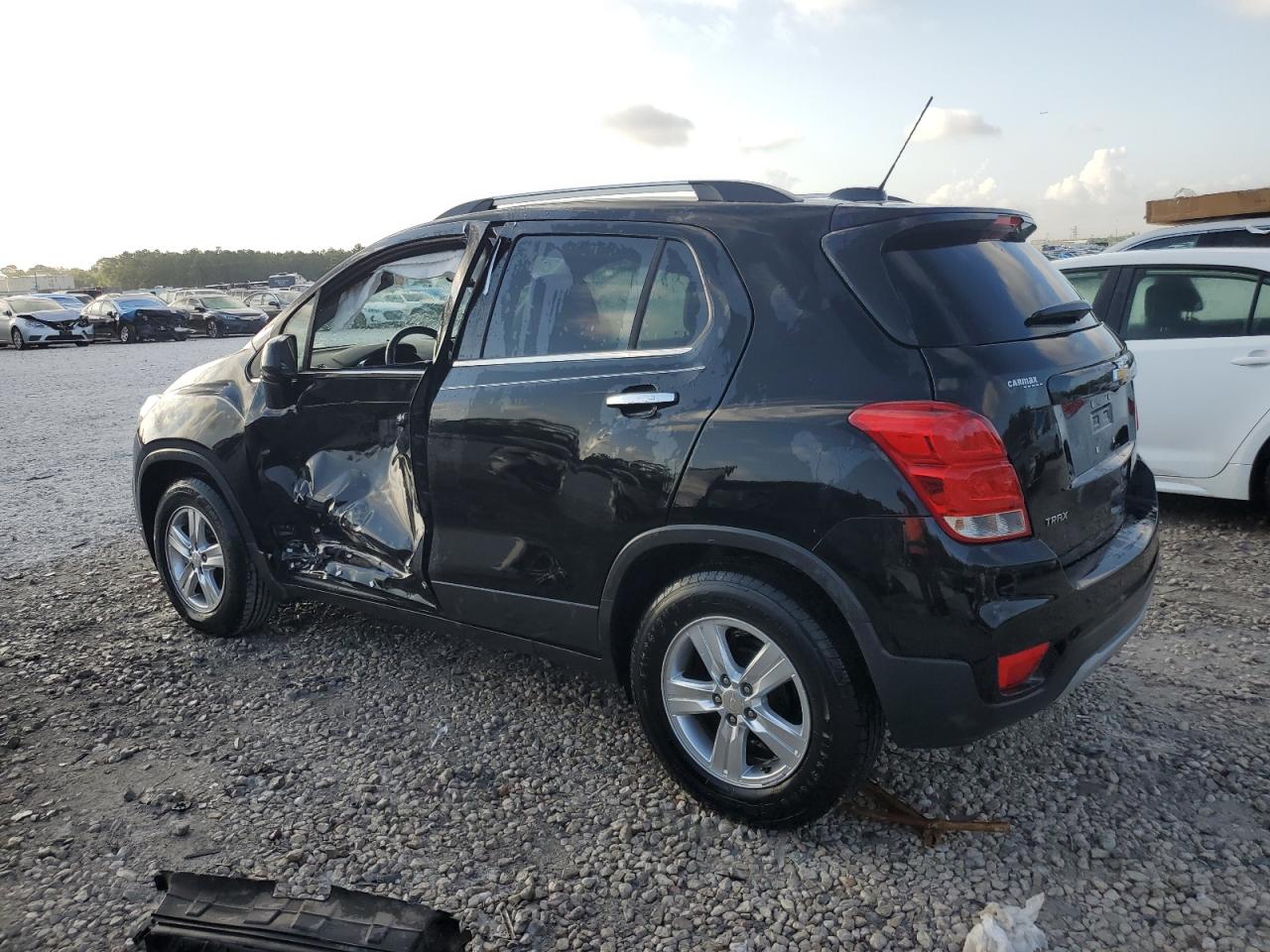 3GNCJLSB8JL264511 2018 CHEVROLET TRAX - Image 2