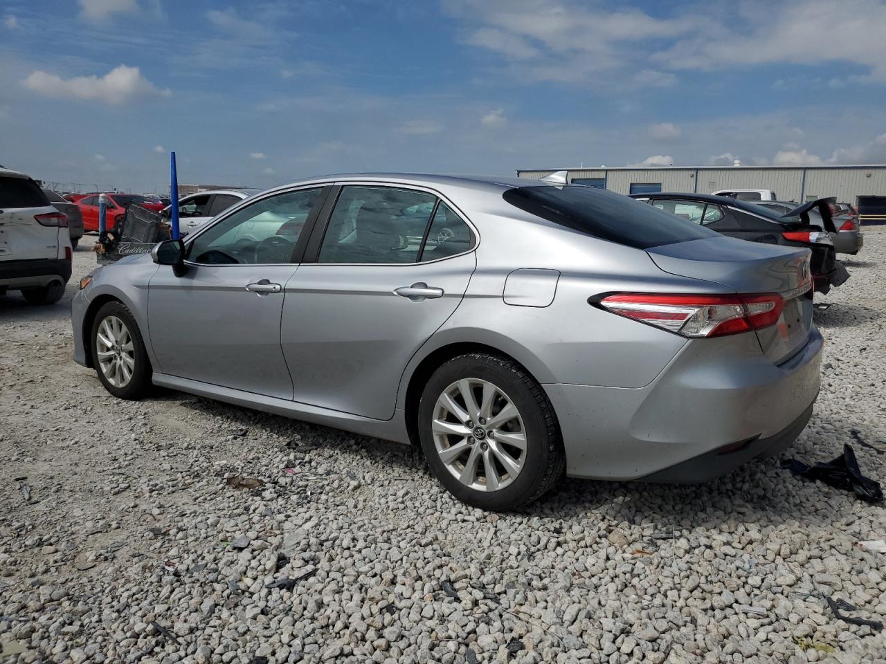 4T1B11HKXKU256882 2019 TOYOTA CAMRY - Image 2