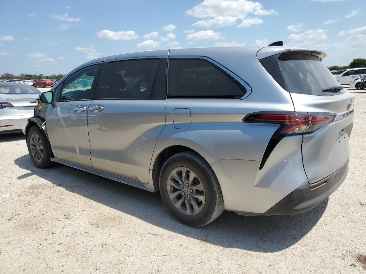 5TDYRKEC4NS126745 2022 TOYOTA SIENNA - Image 2