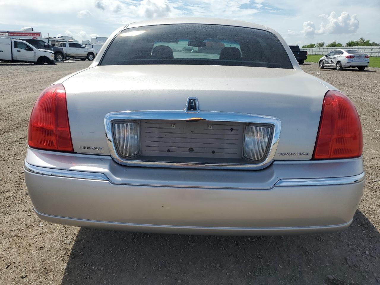 2008 Lincoln Town Car Signature Limited VIN: 2LNHM82V18X640855 Lot: 69395674