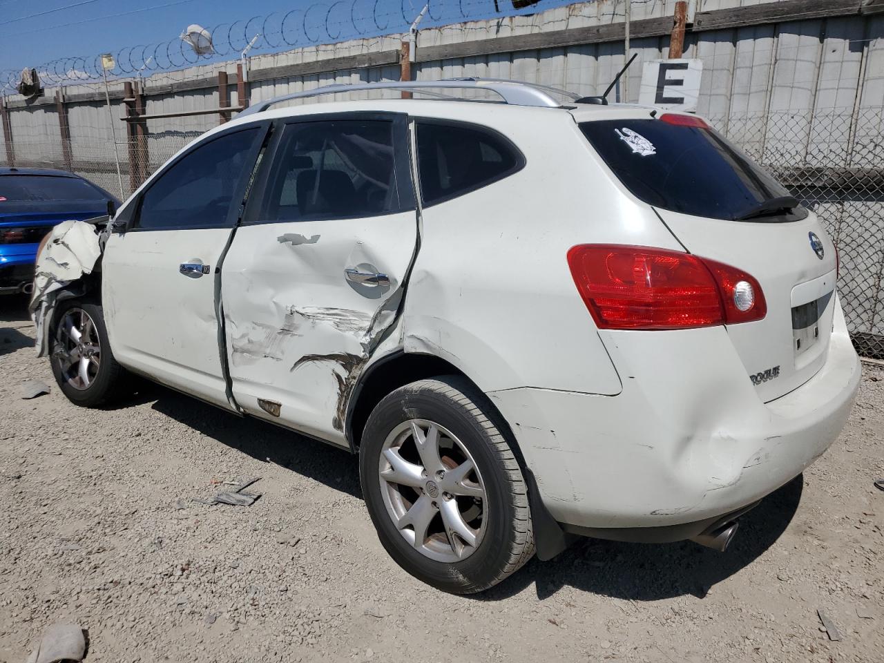 2010 Nissan Rogue - Image 2