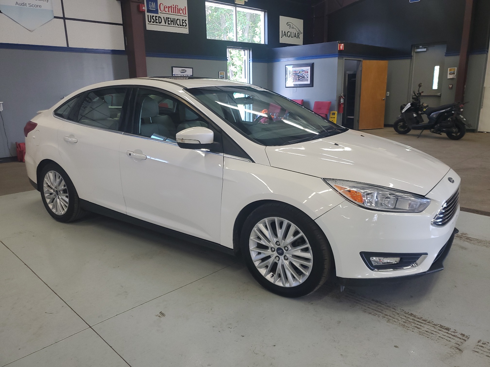 2018 Ford Focus Titanium vin: 1FADP3J27JL323918