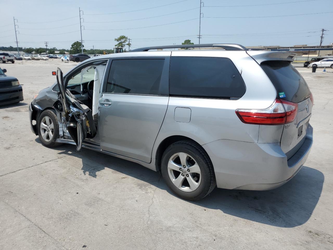 5TDKZ3DC4HS897658 2017 TOYOTA SIENNA - Image 2