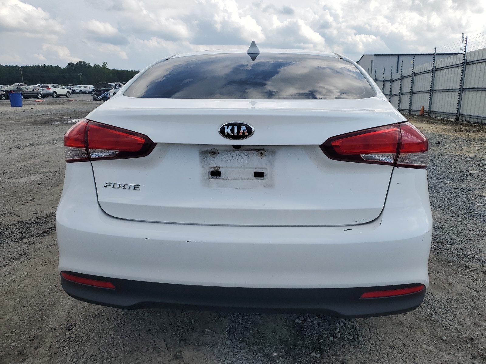 3KPFL4A77JE211256 2018 Kia Forte Lx