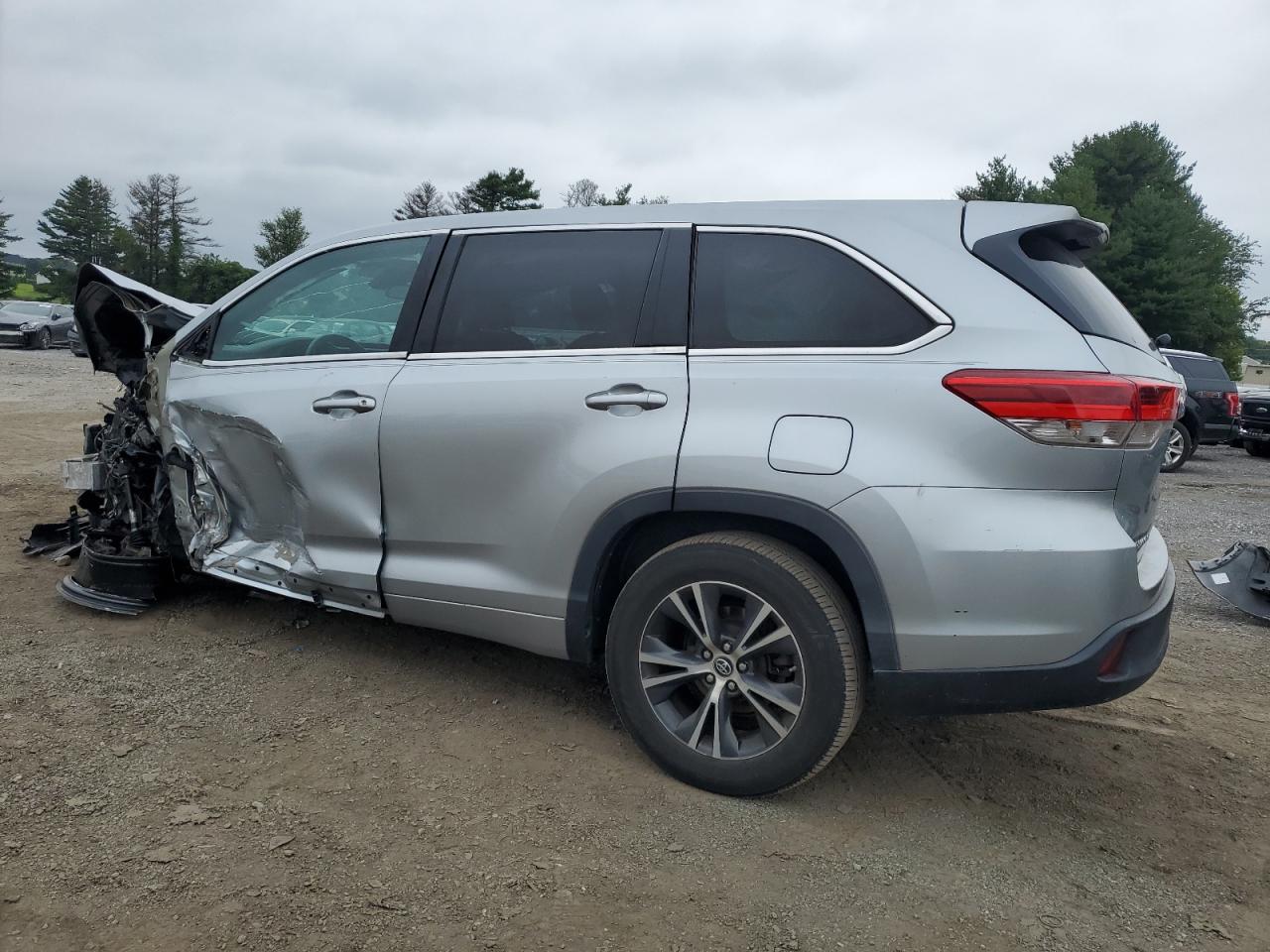 5TDZARFH5JS038263 2018 Toyota Highlander Le