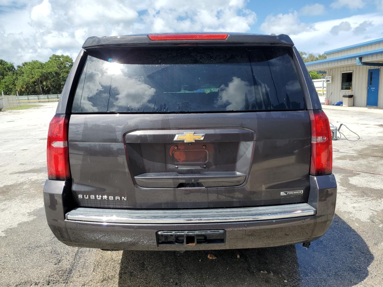 1GNSCJKC9JR168124 2018 Chevrolet Suburban C1500 Premier