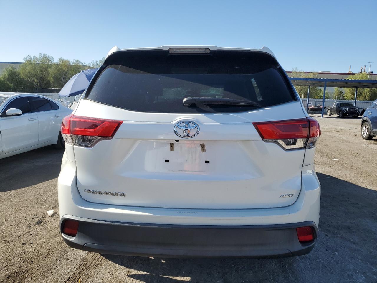 2018 Toyota Highlander Le VIN: 5TDBZRFHXJS876363 Lot: 68994834