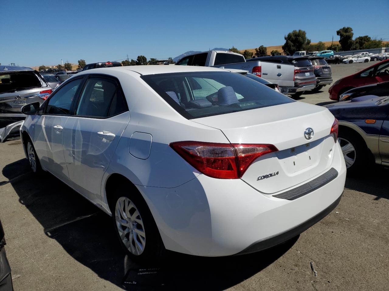 5YFBURHE8HP675419 2017 TOYOTA COROLLA - Image 2