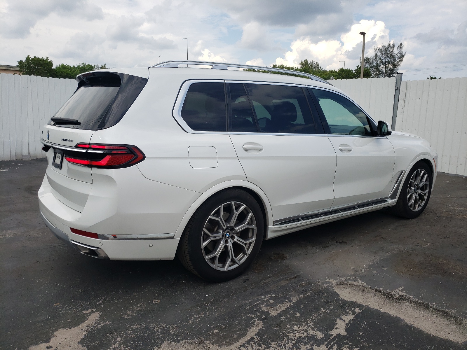 2023 BMW X7 xDrive40I vin: 5UX23EM08P9P20013