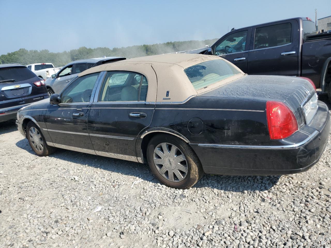 2004 Lincoln Town Car Ultimate black null gas 1LNHM83W64Y612762 photo #3