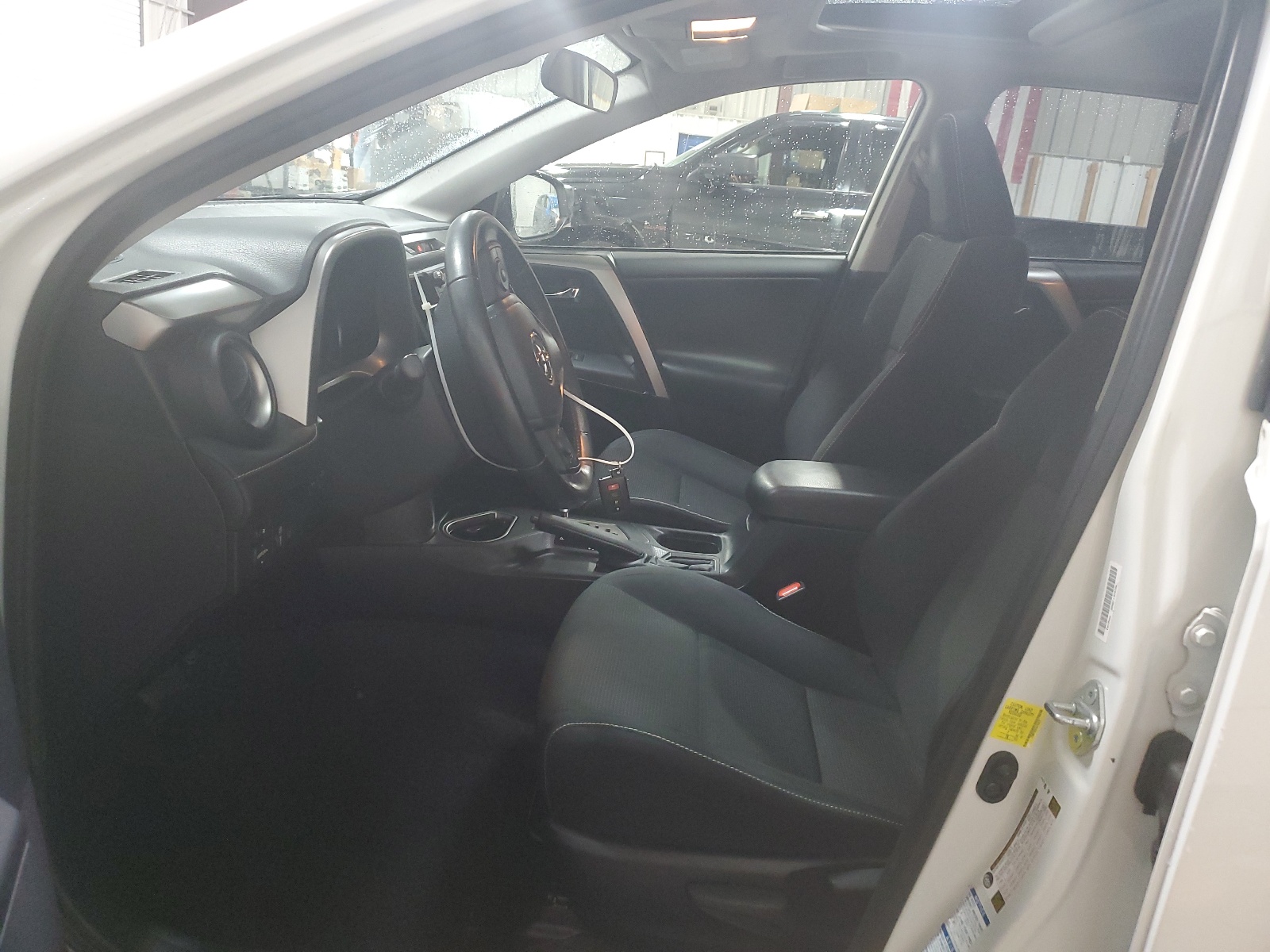 JTMRFREV5HJ153476 2017 Toyota Rav4 Xle