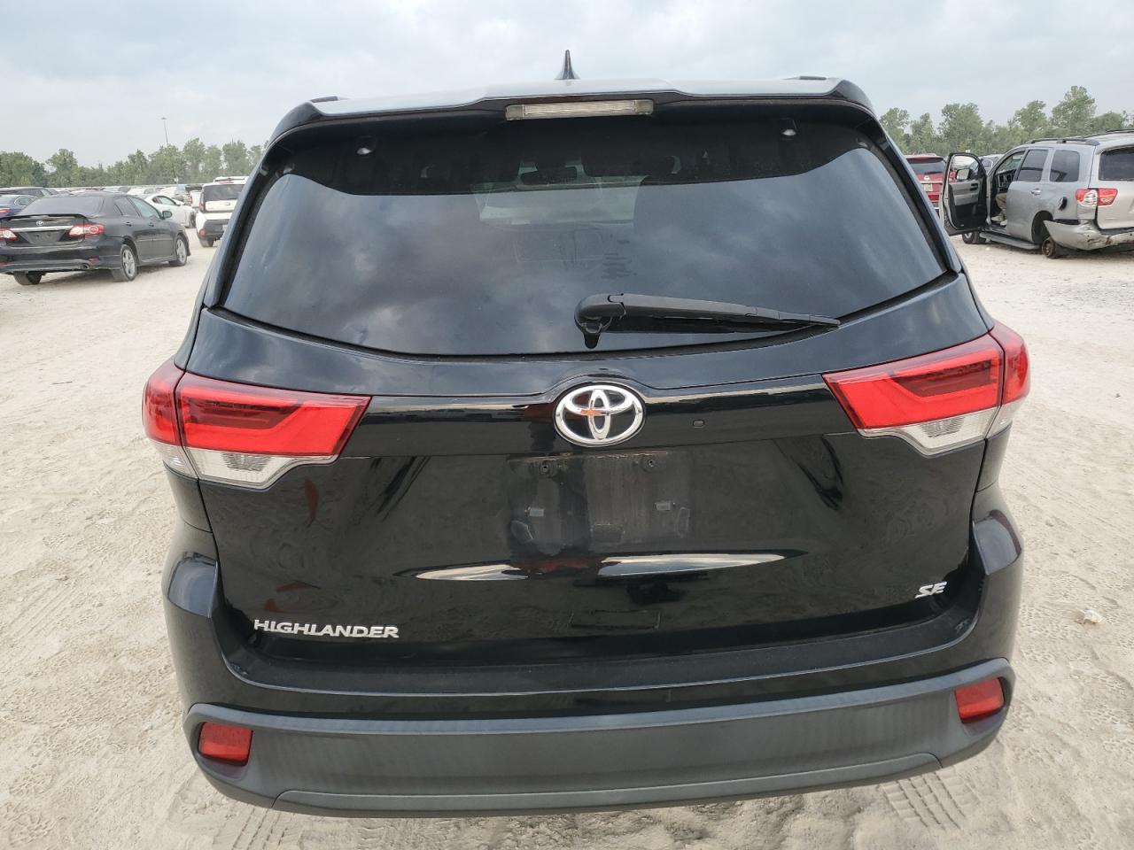 5TDKZRFH0JS535716 2018 Toyota Highlander Se