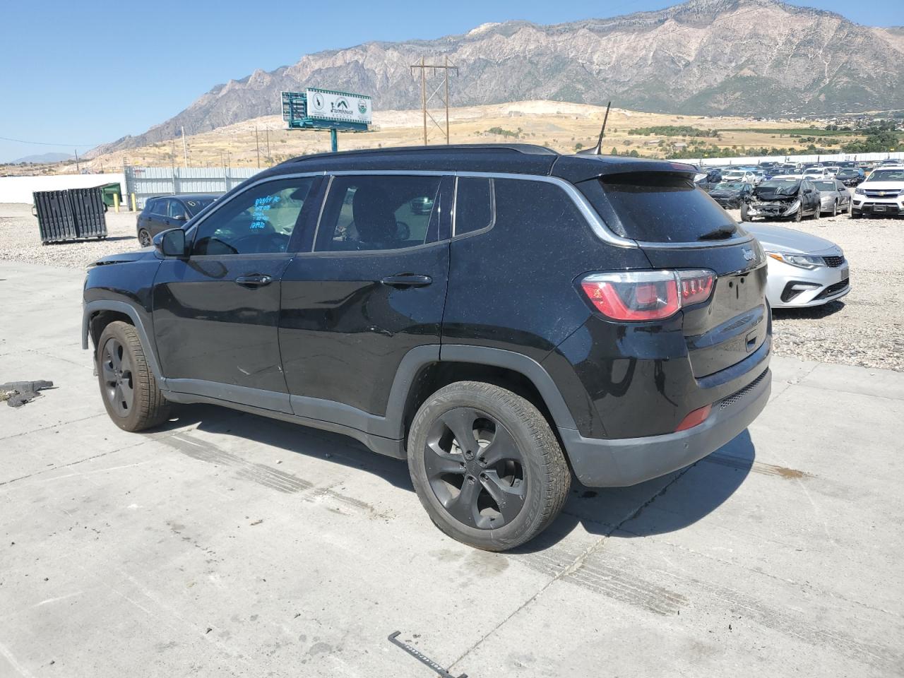 3C4NJCBB6JT124930 2018 JEEP COMPASS - Image 2