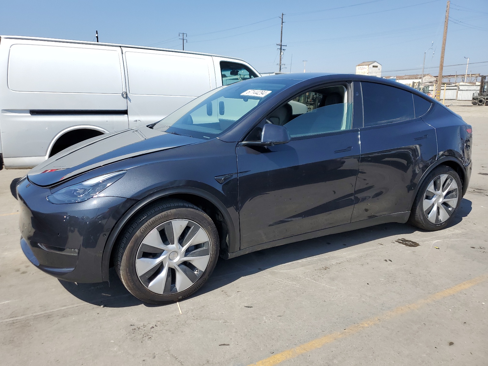 2024 Tesla Model Y vin: 7SAYGAEE6RF032655