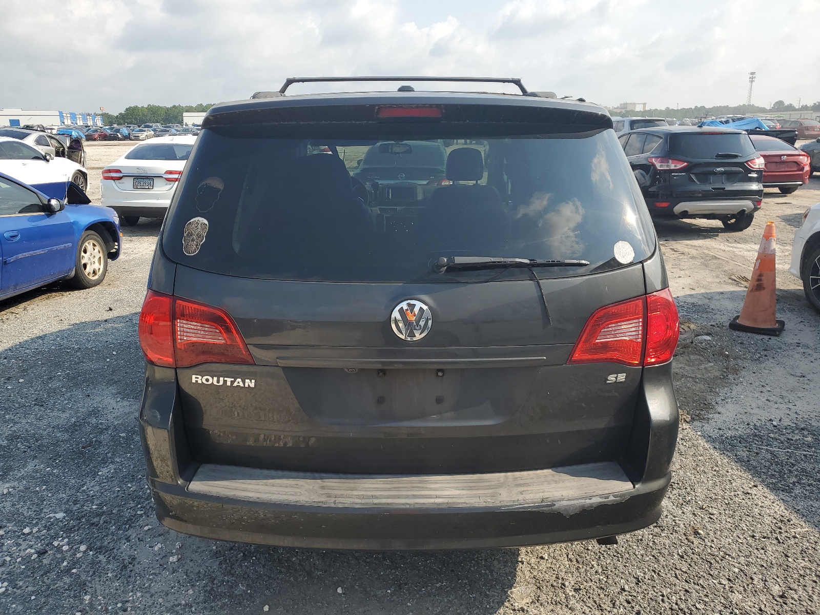 2V4RW3DG3BR695622 2011 Volkswagen Routan Se