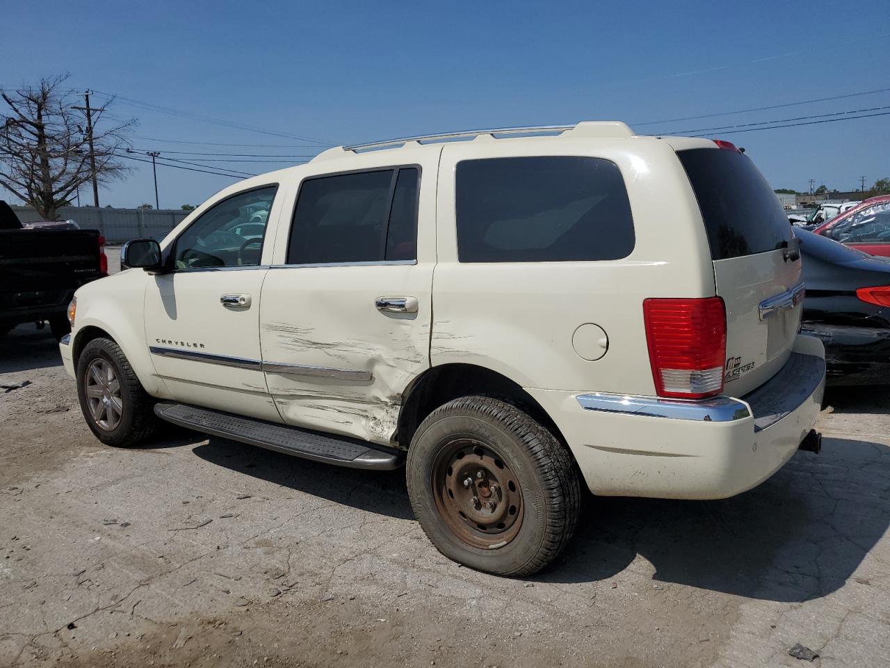 2007 Chrysler Aspen - Image 2